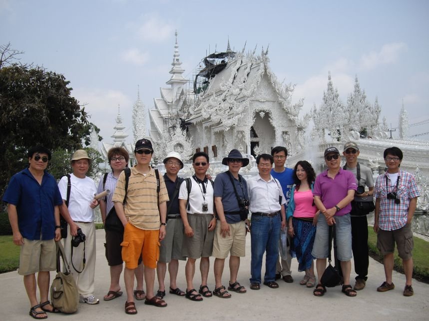 N001 畫家陳文龍與蘇憲法教授等人於白廟前合影-2010年4月26日至5月1日  泰國觀光局邀請寫生參訪